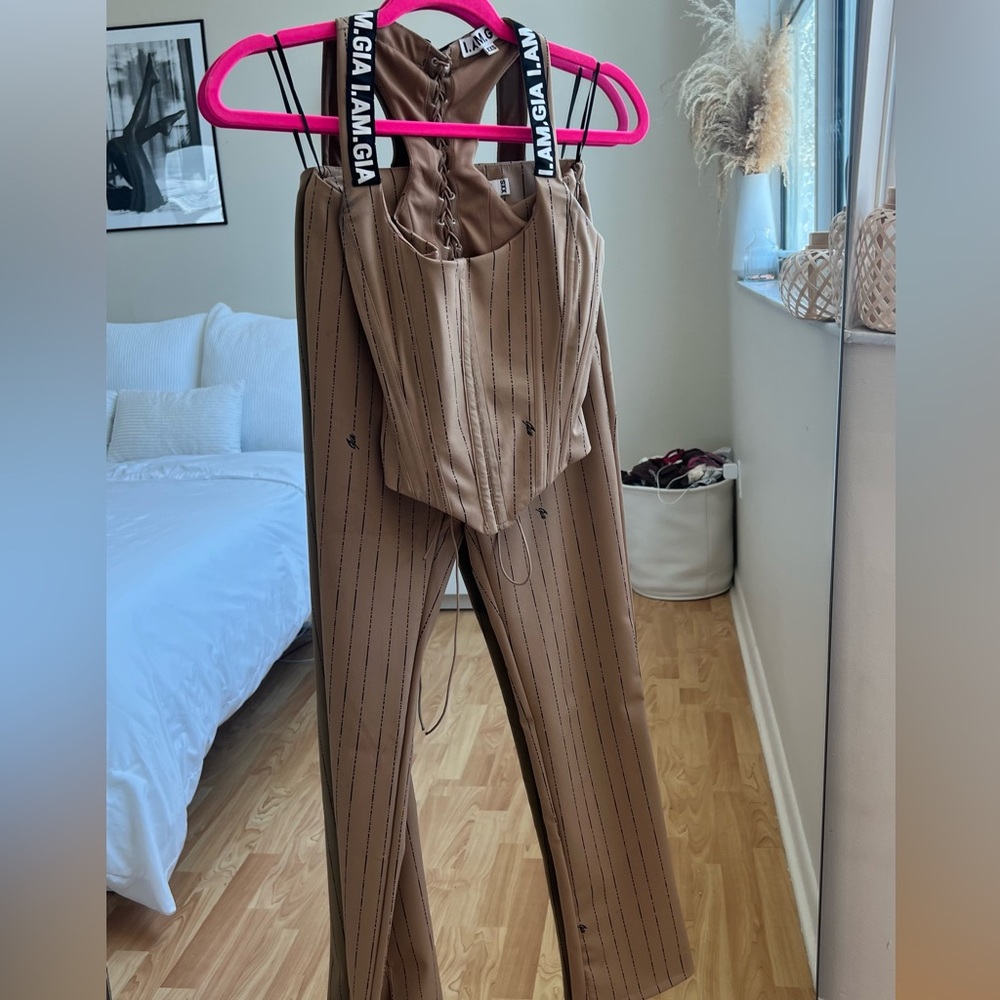 I am Gia set. Worn 2 times, great condition. Size XXS for top and bottoms.